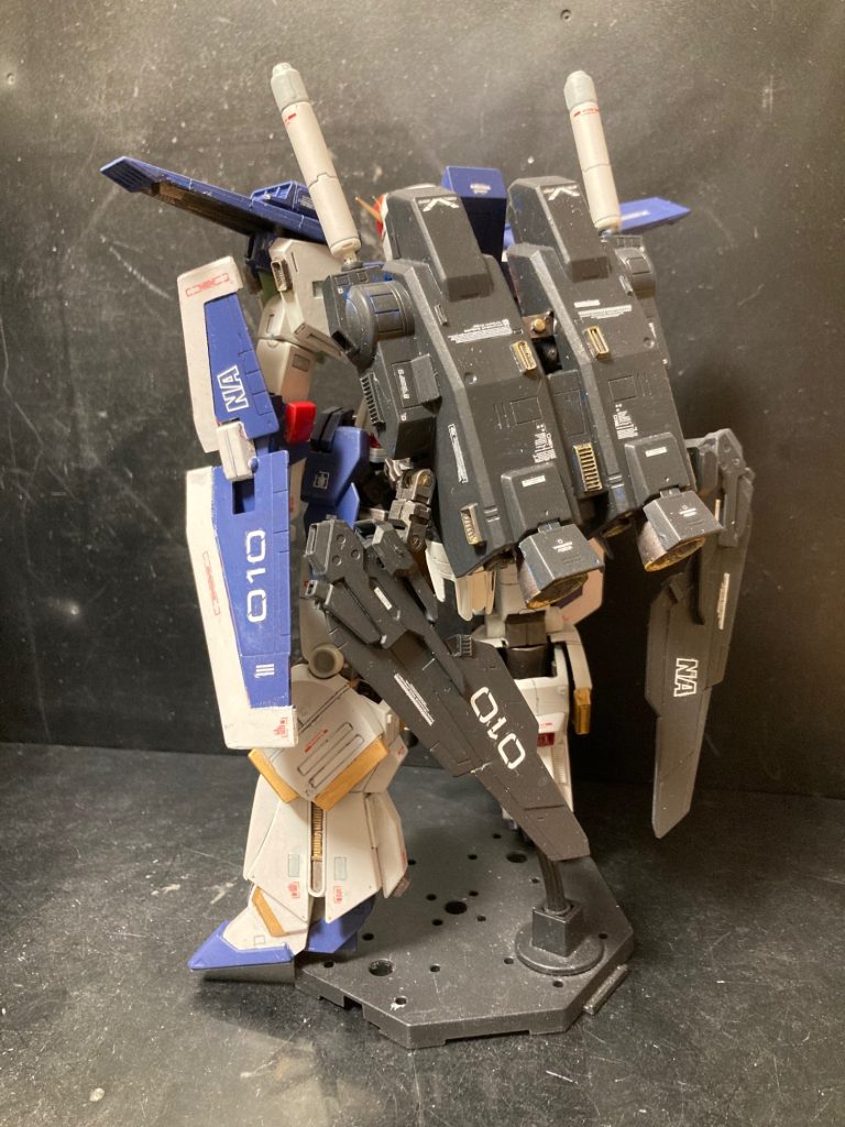 背面。旧キットながら、マッシブな機体をしっかり再現できてると思います。今回はスタイル改善と呼べるものはしてないので、シルエットは旧キットのままです。