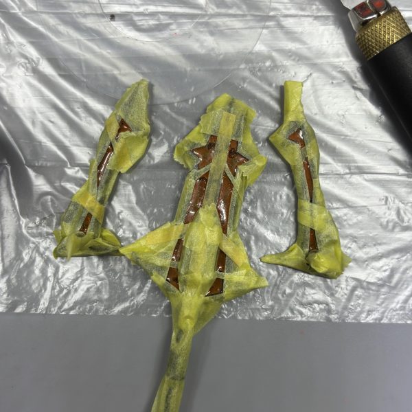 ウェザリングしてる内に気になることが…(gundam-kao1)メイスに肉抜き穴が…(zaku-kao10)埋めるついでに調子に乗って発光ギミック追加しようと思って、蛍光塗料を塗ってUVレジンで埋めたもののあまりきれいに光らない(gundam-kao4)💧よし、穴埋めした後に蛍光塗料塗りなおそう❗️シルバーベースに蛍光クリアオレンジ塗ったらきれいに発色するんじゃないか？と思って地獄のマステ後に処理✨うーん…なんか宇宙恐竜ゼッ○ンみたいだw僕は何を作ってるんだろう(gundam-kao1)ま、寄り道も楽しいよね(gundam-kao2)&nbsp;（2枚目）