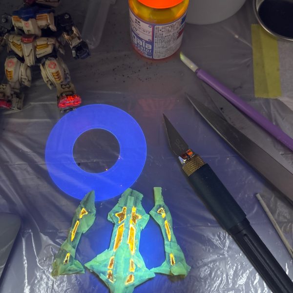 ウェザリングしてる内に気になることが…(gundam-kao1)メイスに肉抜き穴が…(zaku-kao10)埋めるついでに調子に乗って発光ギミック追加しようと思って、蛍光塗料を塗ってUVレジンで埋めたもののあまりきれいに光らない(gundam-kao4)💧よし、穴埋めした後に蛍光塗料塗りなおそう❗️シルバーベースに蛍光クリアオレンジ塗ったらきれいに発色するんじゃないか？と思って地獄のマステ後に処理✨うーん…なんか宇宙恐竜ゼッ○ンみたいだw僕は何を作ってるんだろう(gundam-kao1)ま、寄り道も楽しいよね(gundam-kao2)&nbsp;（3枚目）