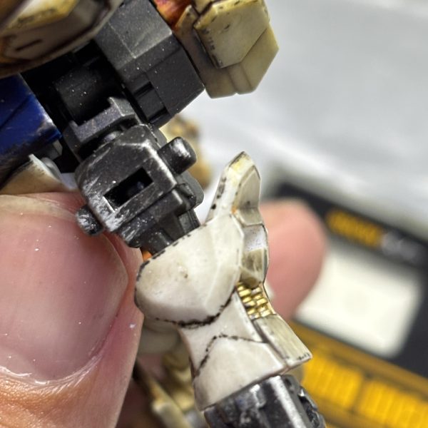 さぁいよいよウェザリングも最後の工程へ✨ウェザリングマスターを使って、お化粧タイムです(gundam-kao3)ダメージ表現の箇所に「サビ」や「スス」などを乗せて陰影を付けていきます✨わずかな違いですが、有るのと無いのとでは全然違うんです（多分…）最後にトップコートして完成まであと一歩❗️（2枚目）