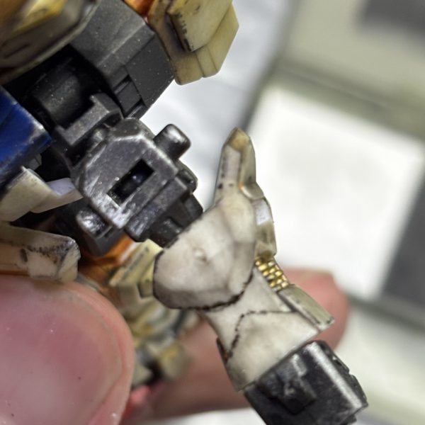 さぁいよいよウェザリングも最後の工程へ✨ウェザリングマスターを使って、お化粧タイムです(gundam-kao3)ダメージ表現の箇所に「サビ」や「スス」などを乗せて陰影を付けていきます✨わずかな違いですが、有るのと無いのとでは全然違うんです（多分…）最後にトップコートして完成まであと一歩❗️（3枚目）