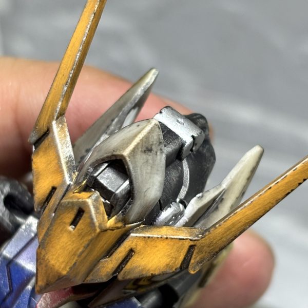 さぁいよいよウェザリングも最後の工程へ✨ウェザリングマスターを使って、お化粧タイムです(gundam-kao3)ダメージ表現の箇所に「サビ」や「スス」などを乗せて陰影を付けていきます✨わずかな違いですが、有るのと無いのとでは全然違うんです（多分…）最後にトップコートして完成まであと一歩❗️（5枚目）