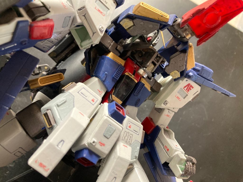 コクピットハッチ展開。しっかりコアファイターが収まってます。キットは内部がスカスカだったので、色々と内部ディテールを追加しております