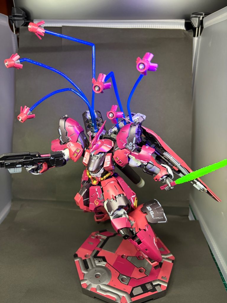 アクションベースに載せて撮影。ただの直立であれば前述の通り接地が安定しているので台座なんて不要なのですが、今回はファンネルを飛ばしているシーンで飾るので、やはり宇宙空間を飛びながら射出というのが自然と思いこの形に。