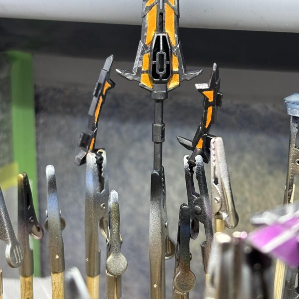 ウェザリングしてる内に気になることが…(gundam-kao1)メイスに肉抜き穴が…(zaku-kao10)埋めるついでに調子に乗って発光ギミック追加しようと思って、蛍光塗料を塗ってUVレジンで埋めたもののあまりきれいに光らない(gundam-kao4)💧よし、穴埋めした後に蛍光塗料塗りなおそう❗️シルバーベースに蛍光クリアオレンジ塗ったらきれいに発色するんじゃないか？と思って地獄のマステ後に処理✨うーん…なんか宇宙恐竜ゼッ○ンみたいだw僕は何を作ってるんだろう(gundam-kao1)ま、寄り道も楽しいよね(gundam-kao2)&nbsp;（5枚目）