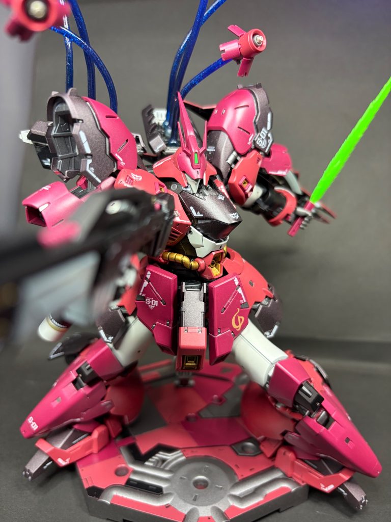 以上、RG サザビー でした。実は本体は5月下旬には完成していたのですが、ファンネルエフェクトやアクションベースの追加を決めてからの完成までが時間食い過ぎました…｡以前ハイニューを作ったので対の存在は欠かせないということでの今作ですが、やはり近年のRGはポロリもなく非常に完成度が高こうございますな。細かくはありましたが組むのは楽しかったです。ご覧頂きありがとうございました！