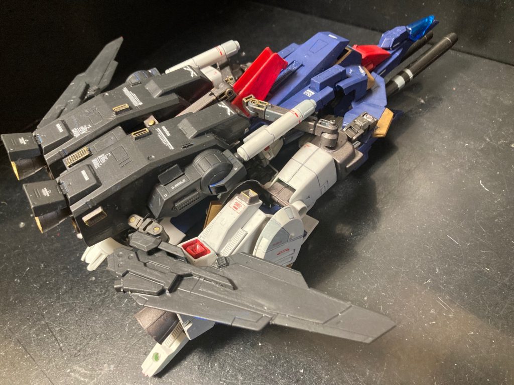 Gファイターです。Gフォートレスは前後に長く、完全に巡航目的で戦闘には向かない形態なので、取り回しのしやすい可変にしました。いわゆるZ系可変で、可変方法は少しややこしくなります。