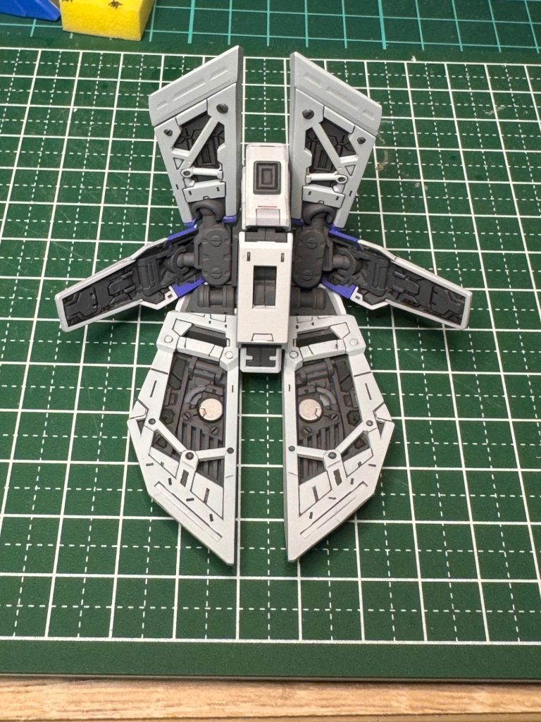 アーマー類の裏側も塗り分け。