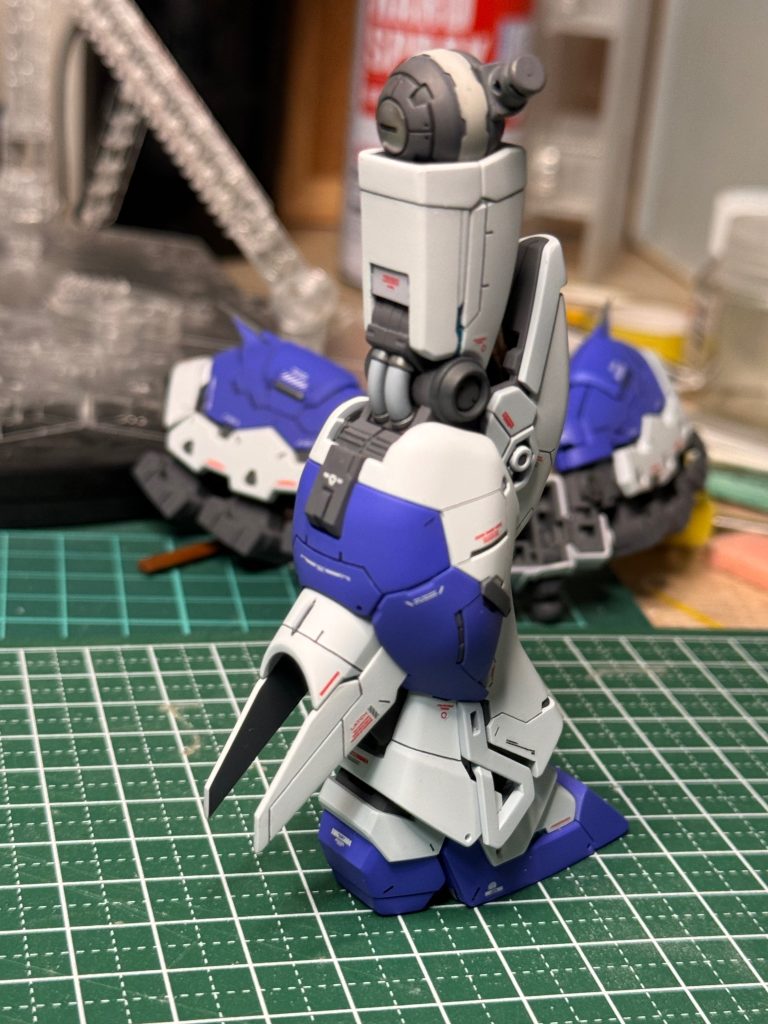 太もも後ろ側はカットしてプラ板で別パーツにしました。ふくらはぎのバーニアフェンスもプラ板を差し込みスジボリも追加しました。