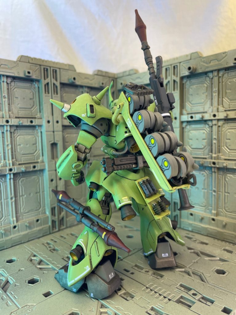 ・Strike Equipment バックショットチェーンマインラックをプラ板、プラ棒、ランナーから制作。メタルビルドの立派なチェーンマインキャリアー？も良いけど、個人的にはこれくらいが使い捨て感がしていいかな？…と。2種のハンドグレネードは百均の武器のオマケ。ラックはプラ板、プラ棒、スチールシートから。リアスカートのネオジム磁石のラッチにスチールシートでひっつきます。