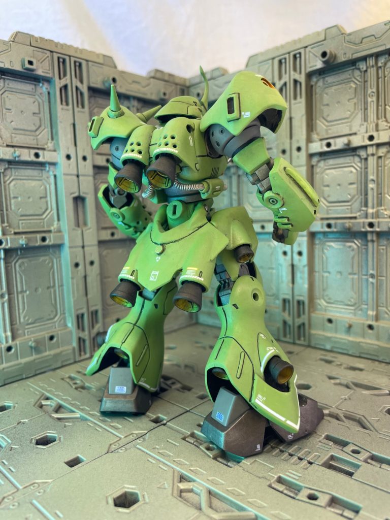 リアスカートアーマーは、これまたハイゴッグの頭部？ボディ前面？パーツを複製して、大腿部から切り離したバーニアと合わせたりして作りました。