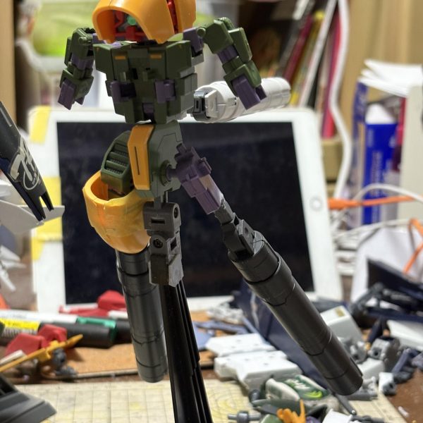 アッシマーを改造してキハールを製作中。差し替えで変形させる予定。（2枚目）