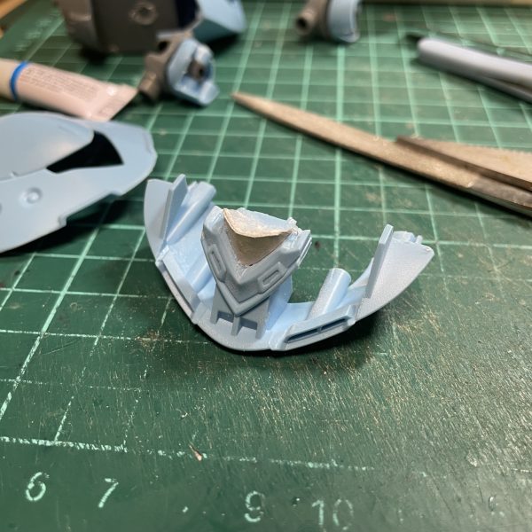 プロトタイプケンプファーを作る為に買ったハイゴッグ。レジンでの複製物をケンプファーに使って、ハイゴッグのパーツは無傷なので、せっかくだからハイゴッグも作っちゃいます。過去に1度作った事があって、その時は気になるとこもそのまま作ったけど今回はロボット魂なんかを参考に色々いじって仕上げたいと思います。気になる所は、・ハンドミサイルのフェアリングユニットが、設定では6分割なのにキットでは2分割(モールドは6分割っぽく彫ってある)。また、それを腕に付けるにはパーツ差し替えをしないといけないために、前腕に気になる分割線がある。・モノアイの可動。＆ロボット魂みたいにモノアイガードも可動化したい。・肩関節の変更。・足裏の肉抜き…コレは多分放置する。…ぐらいかな？&nbsp;とりあえずはモノアイレールを一旦切り離し、少し奥まらせて再接着。モノアイレールにスチールシートをはって直径2mmのネオジム磁石をモノアイに…コレでモノアイの可動も、取り外してモノアイ消灯の再現も可能に。&nbsp;ってとこです。&nbsp;（2枚目）