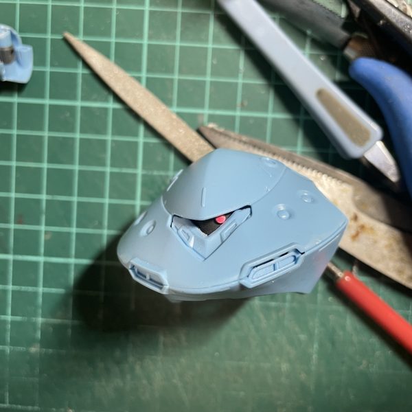 プロトタイプケンプファーを作る為に買ったハイゴッグ。レジンでの複製物をケンプファーに使って、ハイゴッグのパーツは無傷なので、せっかくだからハイゴッグも作っちゃいます。過去に1度作った事があって、その時は気になるとこもそのまま作ったけど今回はロボット魂なんかを参考に色々いじって仕上げたいと思います。気になる所は、・ハンドミサイルのフェアリングユニットが、設定では6分割なのにキットでは2分割(モールドは6分割っぽく彫ってある)。また、それを腕に付けるにはパーツ差し替えをしないといけないために、前腕に気になる分割線がある。・モノアイの可動。＆ロボット魂みたいにモノアイガードも可動化したい。・肩関節の変更。・足裏の肉抜き…コレは多分放置する。…ぐらいかな？&nbsp;とりあえずはモノアイレールを一旦切り離し、少し奥まらせて再接着。モノアイレールにスチールシートをはって直径2mmのネオジム磁石をモノアイに…コレでモノアイの可動も、取り外してモノアイ消灯の再現も可能に。&nbsp;ってとこです。&nbsp;（3枚目）