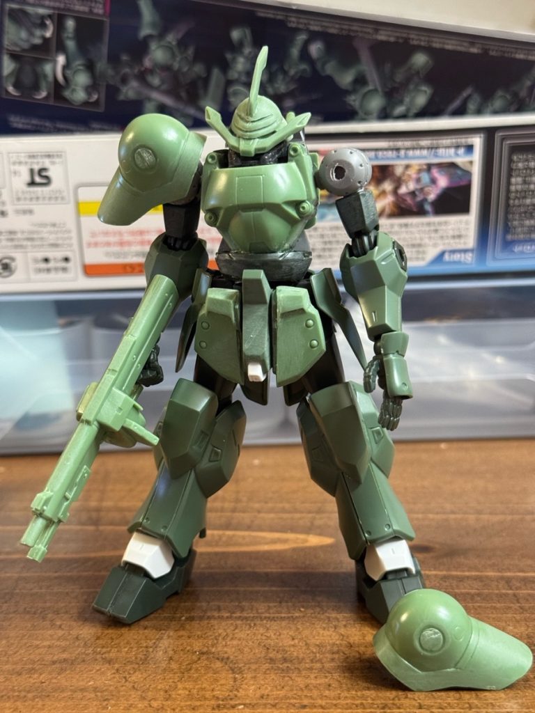 塗装前の状態肩アーマーは肩関節にボールジョイントで付けるようにしました