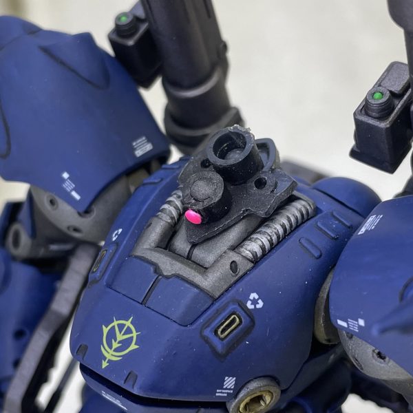 モノアイ可動化 2パターン・ケンプファーはプラ棒に、スタッズか何かをモノアイとして接着したプラパイプ。・プロトタイプケンプファーはプラ棒にスチールシートを巻き付けてネオジム磁石をモノアイとして。で、今回のハイゴッグもプロトタイプケンプファーと同じ。（2枚目）