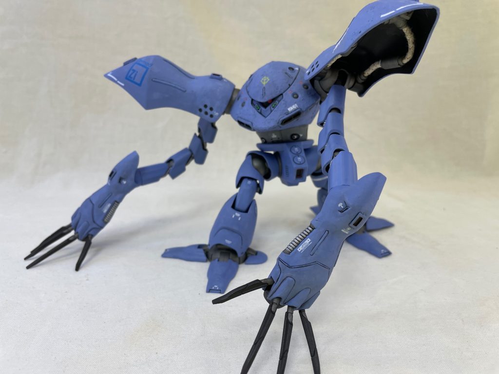 ショルダーアーマーの裏側に、プラパイプと、なんとコレは自分ではいいもの見つけたと思った、ZIPPOライターの芯を使ってディテール追加しました！…と、喜んだのも束の間、サイズの計算を適当にやったので、巡航形態の時にショルダーアーマーとフェアリングユニットの合いが悪くなって収まらなくなってしまいました。ので、フェアリングユニットの6分割は途端にやる気が無くなってキットのままです。
