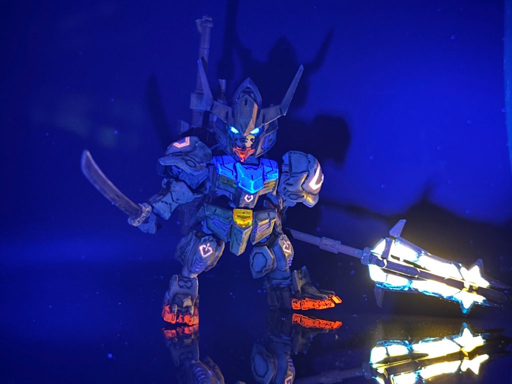 阿頼耶識暴走ビコーン✨真っ暗にしてブラックライト照射したら、暗闇の中で怪しく光ります🤩ゼッ○ンもすっごく光ります（ゼッ○ン言うなw）成形色の青と赤がブラックライトで発光しました…。これは想定外でしたwでも、かっこいいからヨシ❗️