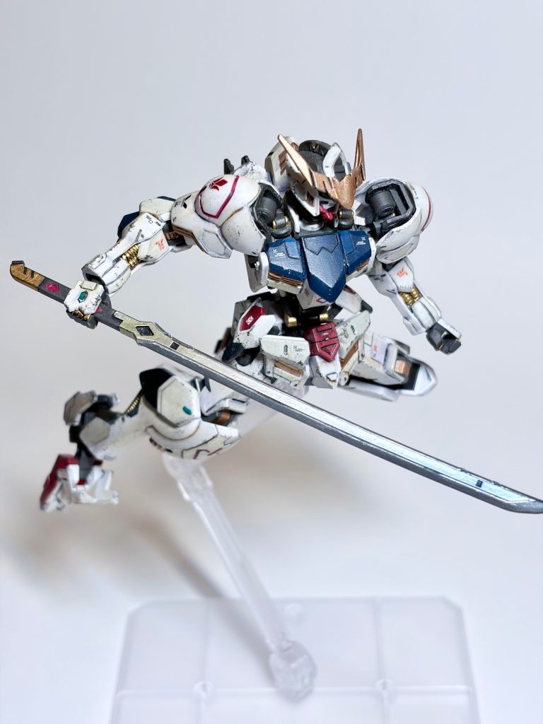ポージング苦手ですが、バルバトスはまだポーズが付けやすかった！刀は少しだけブルーでグラデーションをつけてみました
