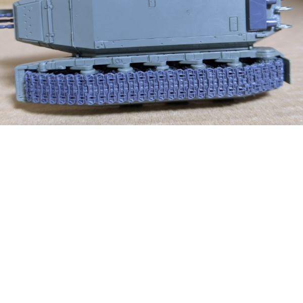 1/48ザクタンク(グリーンマカク)製作12〜18日目EXモデルのデザインを参考に足回りを製作しましたこれでやっとキャタピラが取り付けられて、戦車らしくなりました ∩^ω^∩全体的なシルエットはROBOT魂のデザインを、ディテールはEXモデルのハイディテールにして行こうと思います ᕦ(ò_óˇ)ᕤ次からは上半身を攻めて行きます ψ(｀∇´)ψ（5枚目）