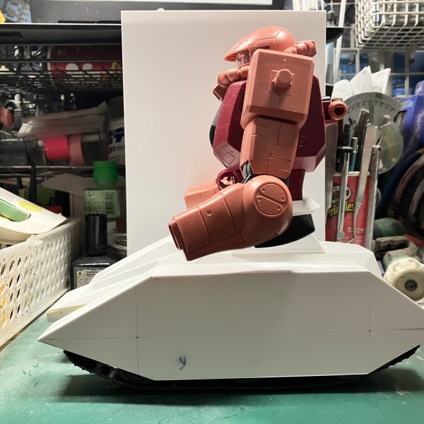 1/48ザクタンク(グリーンマカク)製作12〜18日目EXモデルのデザインを参考に足回りを製作しましたこれでやっとキャタピラが取り付けられて、戦車らしくなりました ∩^ω^∩全体的なシルエットはROBOT魂のデザインを、ディテールはEXモデルのハイディテールにして行こうと思います ᕦ(ò_óˇ)ᕤ次からは上半身を攻めて行きます ψ(｀∇´)ψ（4枚目）