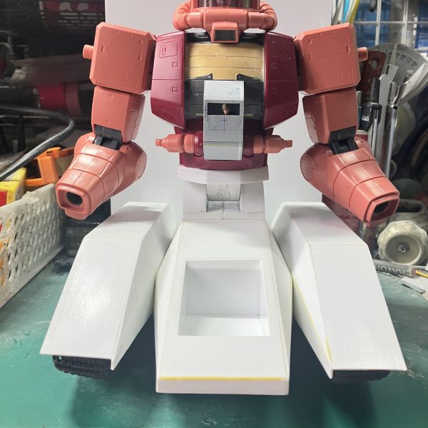 1/48ザクタンク(グリーンマカク)製作19〜22日目上半身の改造はコクピット周りから始めました通常のコクピットではなく、目視での作業を出来るようにコクピットを新たに新設でも、胴体が1体整形でしたから不要な装甲をカットしてパテで整形コクピットを再現するのに中をどうしようかと考えてみて、座っている兵士があったからコクピットの内側を作ろうと思いましたあとは干渉する所をカットしてコクピットを埋め込む感じにしました ∩^ω^∩まだ途中なので座っているだけですが、座席を作ろうと思います ψ(`∇´)ψ(2枚目)