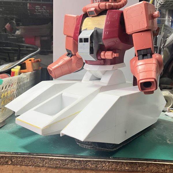 1/48ザクタンク(グリーンマカク)製作19〜22日目上半身の改造はコクピット周りから始めました通常のコクピットではなく、目視での作業を出来るようにコクピットを新たに新設でも、胴体が1体整形でしたから不要な装甲をカットしてパテで整形コクピットを再現するのに中をどうしようかと考えてみて、座っている兵士があったからコクピットの内側を作ろうと思いましたあとは干渉する所をカットしてコクピットを埋め込む感じにしました ∩^ω^∩まだ途中なので座っているだけですが、座席を作ろうと思います ψ(`∇´)ψ(3枚目)