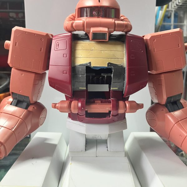 1/48ザクタンク(グリーンマカク)製作19〜22日目上半身の改造はコクピット周りから始めました通常のコクピットではなく、目視での作業を出来るようにコクピットを新たに新設でも、胴体が1体整形でしたから不要な装甲をカットしてパテで整形コクピットを再現するのに中をどうしようかと考えてみて、座っている兵士があったからコクピットの内側を作ろうと思いましたあとは干渉する所をカットしてコクピットを埋め込む感じにしました ∩^ω^∩まだ途中なので座っているだけですが、座席を作ろうと思います ψ(`∇´)ψ(4枚目)