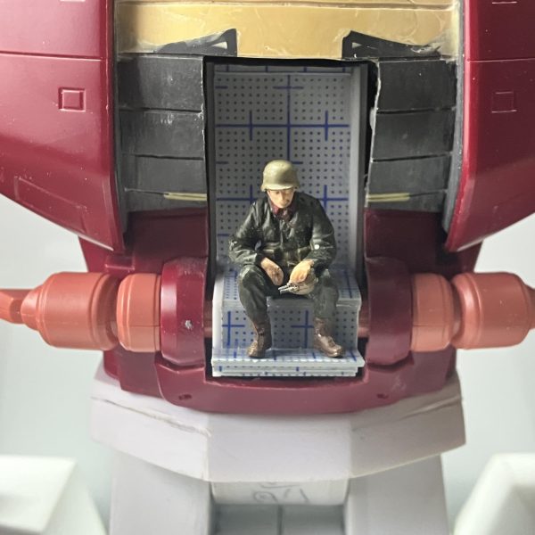1/48ザクタンク(グリーンマカク)製作19〜22日目上半身の改造はコクピット周りから始めました通常のコクピットではなく、目視での作業を出来るようにコクピットを新たに新設でも、胴体が1体整形でしたから不要な装甲をカットしてパテで整形コクピットを再現するのに中をどうしようかと考えてみて、座っている兵士があったからコクピットの内側を作ろうと思いましたあとは干渉する所をカットしてコクピットを埋め込む感じにしました ∩^ω^∩まだ途中なので座っているだけですが、座席を作ろうと思います ψ(`∇´)ψ(5枚目)