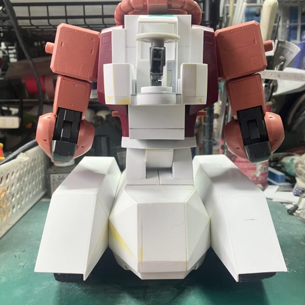 1/48ザクタンク(グリーンマカク)製作23〜27日目robot魂のデザインを参考に今回はリアのクレーンを製作しました♪コクピットの幅が最後まで決められず苦戦フロントのコクピットよりも少し広くなってしまいましたrobot魂のクレーン部は1軸関節でしたこれでは収納出来ないし、どうやってゴンドラに乗るのか分からないでしたので、今回は畳めるように2軸関節にしましたゴンドラの土台はタイガー1の転輪を使いました ∩^ω^∩次からは腕の改造をしていきます特徴的なアームをどうやるか、まだ考えてません (・∀・) (2枚目)