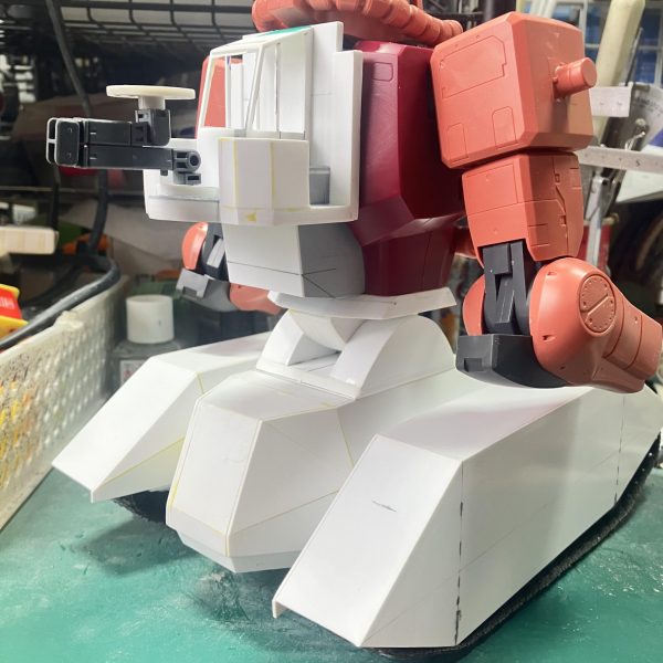 1/48ザクタンク(グリーンマカク)製作23〜27日目robot魂のデザインを参考に今回はリアのクレーンを製作しました♪コクピットの幅が最後まで決められず苦戦フロントのコクピットよりも少し広くなってしまいましたrobot魂のクレーン部は1軸関節でしたこれでは収納出来ないし、どうやってゴンドラに乗るのか分からないでしたので、今回は畳めるように2軸関節にしましたゴンドラの土台はタイガー1の転輪を使いました ∩^ω^∩次からは腕の改造をしていきます特徴的なアームをどうやるか、まだ考えてません (・∀・) (3枚目)