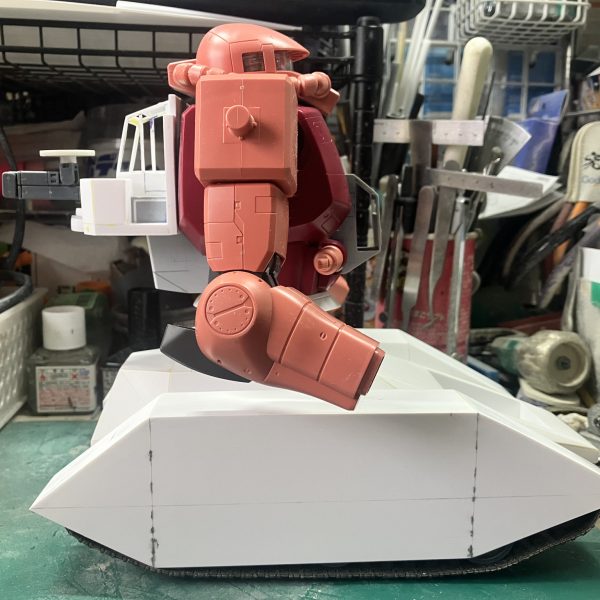 1/48ザクタンク(グリーンマカク)製作23〜27日目robot魂のデザインを参考に今回はリアのクレーンを製作しました♪コクピットの幅が最後まで決められず苦戦フロントのコクピットよりも少し広くなってしまいましたrobot魂のクレーン部は1軸関節でしたこれでは収納出来ないし、どうやってゴンドラに乗るのか分からないでしたので、今回は畳めるように2軸関節にしましたゴンドラの土台はタイガー1の転輪を使いました ∩^ω^∩次からは腕の改造をしていきます特徴的なアームをどうやるか、まだ考えてません (・∀・) (4枚目)
