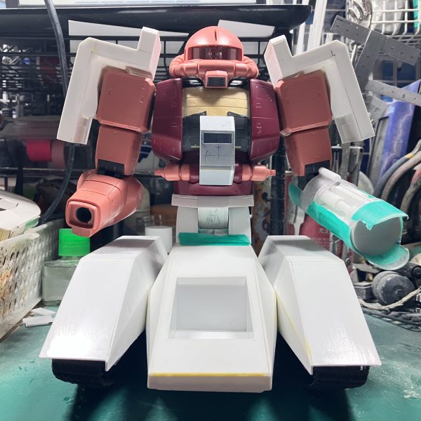 1/48ザクタンク(グリーンマカク)製作28〜34日目腕の改造に入りました ∩^ω^∩肩のシールドは箱組みrobot魂のを見たら、やや幅が広く感じましたからキットの物よりも2ミリ広くしましたシールドの接続は、付属のポリキャップを使用しつつ、シールドと稼働部の色分けをするため2パーツ構成にクローアームは、ちょうどいい円柱を探しに100均で探して加工しました2本じゃ足りなかったから、もう1本買って、もう片方の腕を作って行きます　ᕦ(ò_óˇ)ᕤ（2枚目）