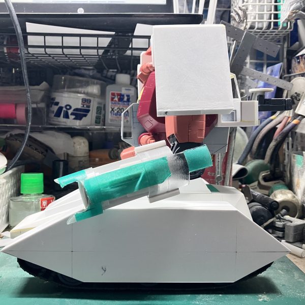 1/48ザクタンク(グリーンマカク)製作28〜34日目腕の改造に入りました ∩^ω^∩肩のシールドは箱組みrobot魂のを見たら、やや幅が広く感じましたからキットの物よりも2ミリ広くしましたシールドの接続は、付属のポリキャップを使用しつつ、シールドと稼働部の色分けをするため2パーツ構成にクローアームは、ちょうどいい円柱を探しに100均で探して加工しました2本じゃ足りなかったから、もう1本買って、もう片方の腕を作って行きます　ᕦ(ò_óˇ)ᕤ（3枚目）