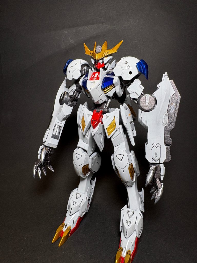 前に作ったルプスは銀ピカにしようとして失敗しましたので、今回はオーソドックスにトリコロールにしました。