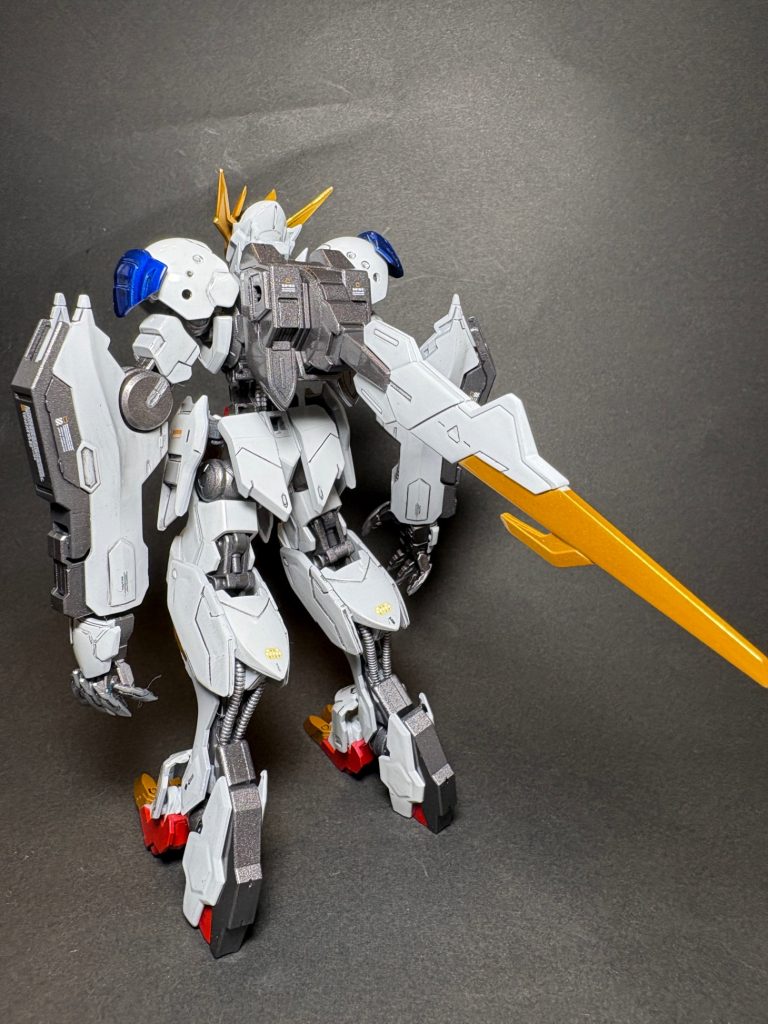 デカールも余剰品からもらってます。塗装は、軽くキャンディ塗装にしています。フレームはメカサフ＋焼鉄色。白はスーパーファインシルバーにグランプリホワイト＋クリアー、青は同じくシルバーにクリアーブルー、赤は同様にクリアーレッドです。黄色は、メタリックゴールドにしてます。