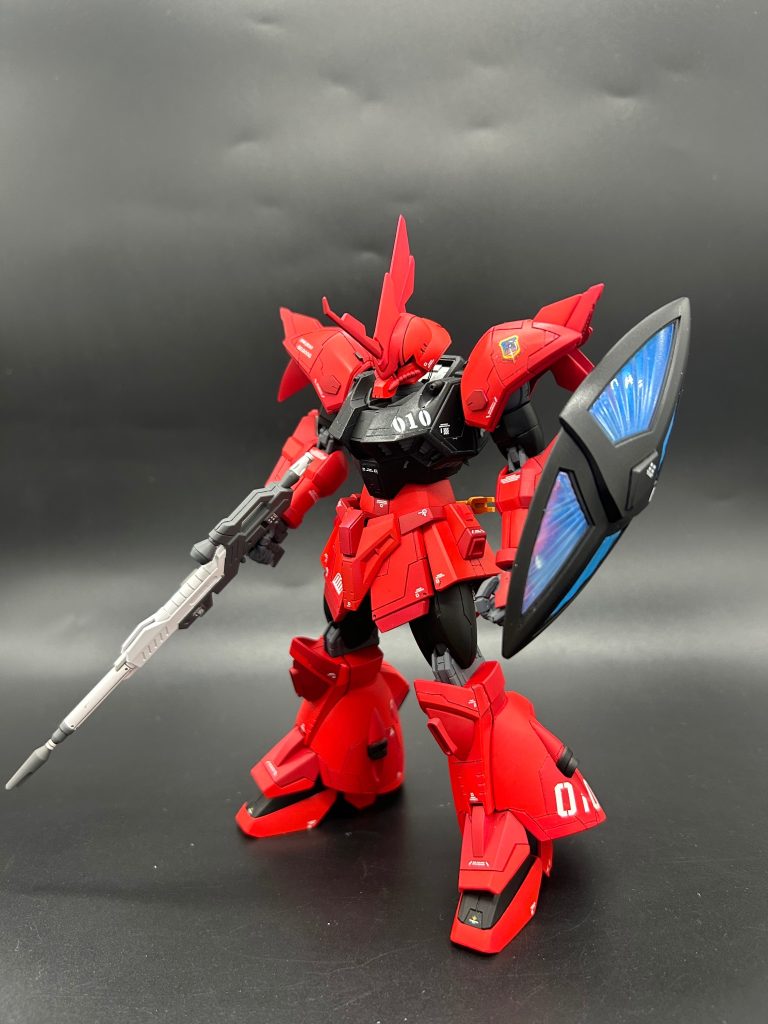 ゲルググといえばの武装で脚と腕はそれぞれ太くしてマッシブに見えるようにしています。