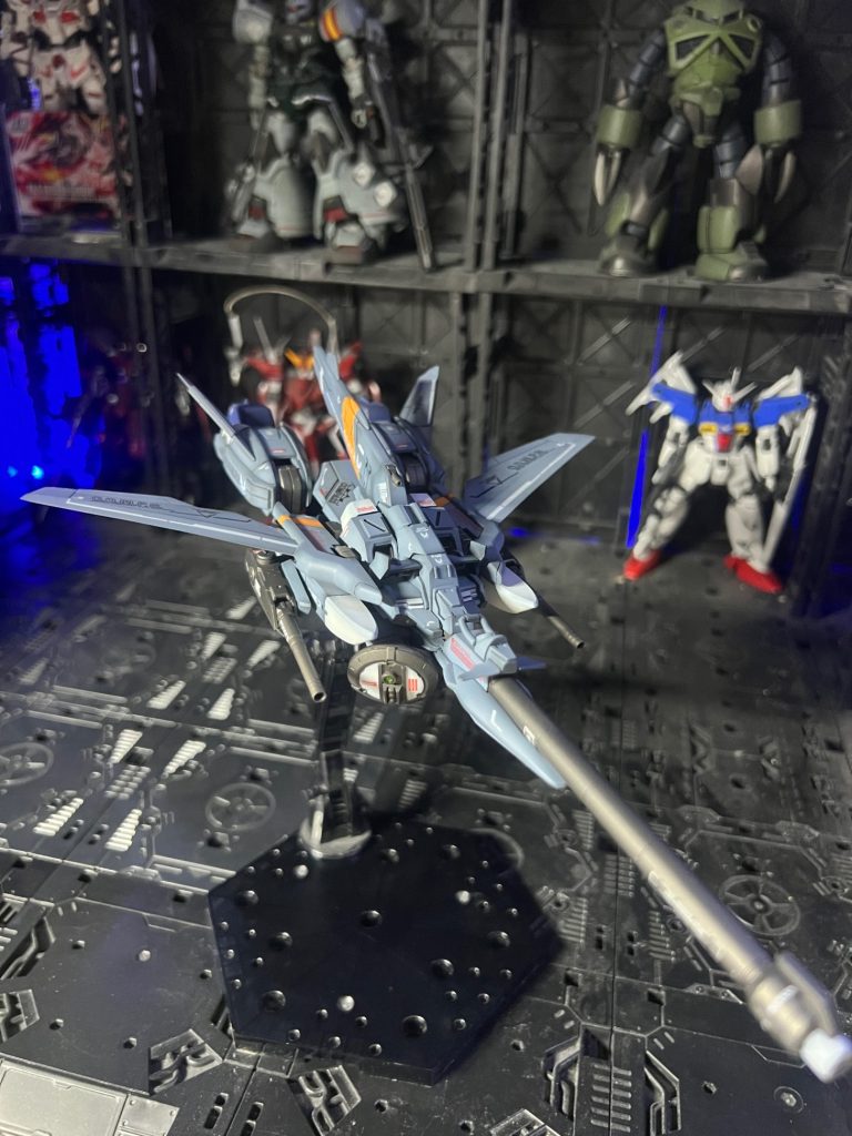 シールドのビームスマートガンにはMGバルバトスから滑空砲の砲身を拝借し、レドームにはMGザクウォーリアからビームライフルのマガジンを拝借してきて、作成しました！