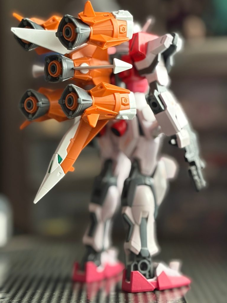 サイドスカート基部に背面スラスターを補助する小型バーニアを搭載。