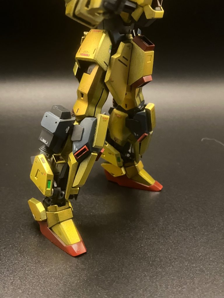 膝アーマーはリゼルのものを加工して使用。写真が無いのですがキットの内部パーツに真鍮線で固定できるようにしてます。横のスラスターはリゼルの腕のパーツです。足首の装甲はZZの肩パーツの幅をプラ板で調整して取り付けられるようにしました。