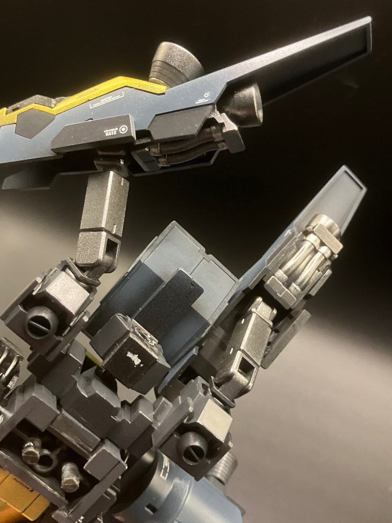 バックパック裏面リゼルのバックパックと腰のパーツをうまいこと配置できました。接続はオプションパーツのアームユニットを使用しており、いろいろな角度に調整できるようになっています。