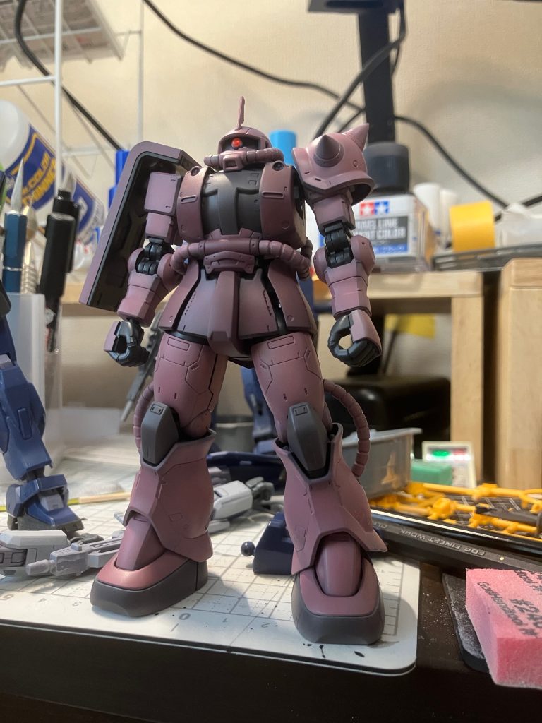 黒サフ→ニュートラルグレーⅡでグラデーション下地を塗装ピンクニュートラルグレーⅠ+プレミアムレッドあずき色ニューたるグレーⅢ+プレミアムレッドグレーはニュートラルグレーⅣ+Ⅴ+プレミアムレッドです。