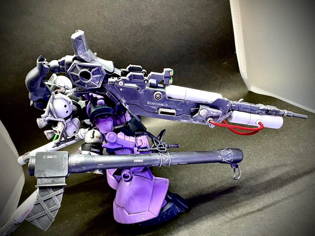 軍警ザクの脚関節を生やしてその先にFAZZっぽいビームカノンを軍警ザクの使えそうなパーツ、ジャンク、プラ板で製作してマウントしてますバズーカを肩にかけることが出来なくなったので、弾倉をぶった切って逆向きに接着、持ち手とドムの手を削って逆手持ちさせてます