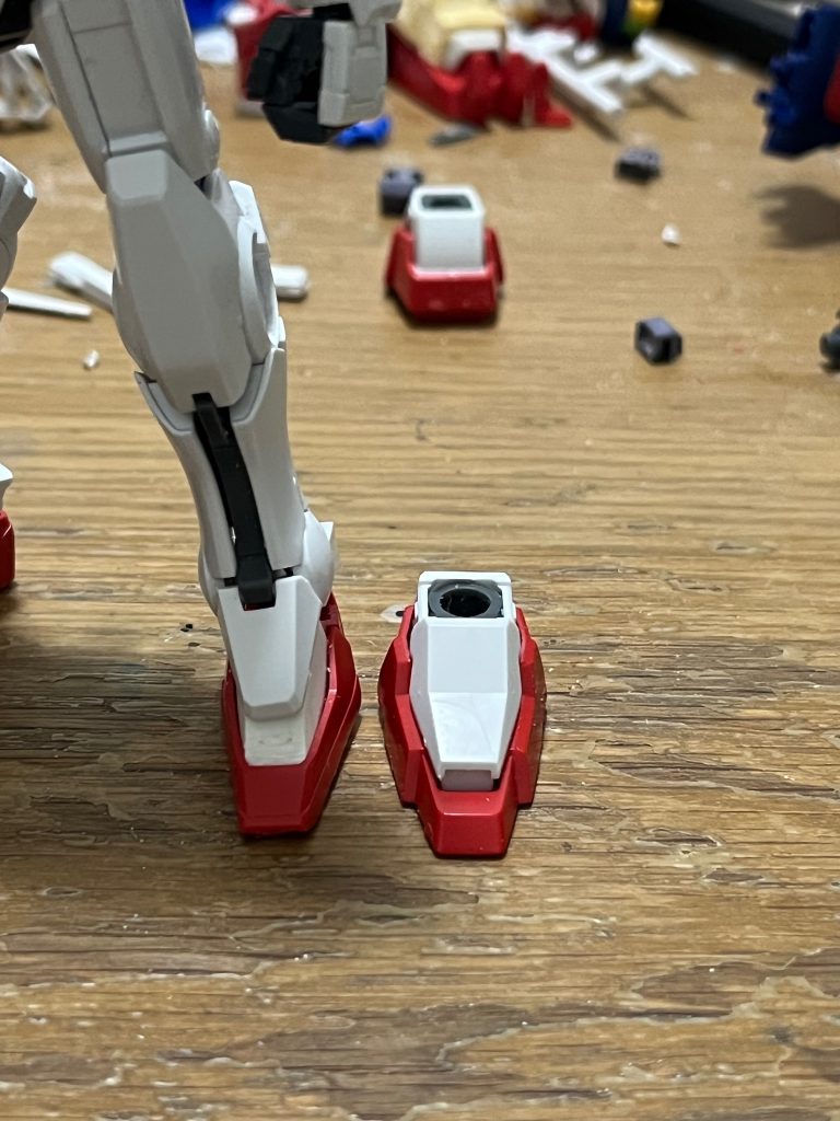 足首は構造上小型が難しそうだったので、近くに転がっていたEGウイングガンダムの足首を元に形状を整えました。