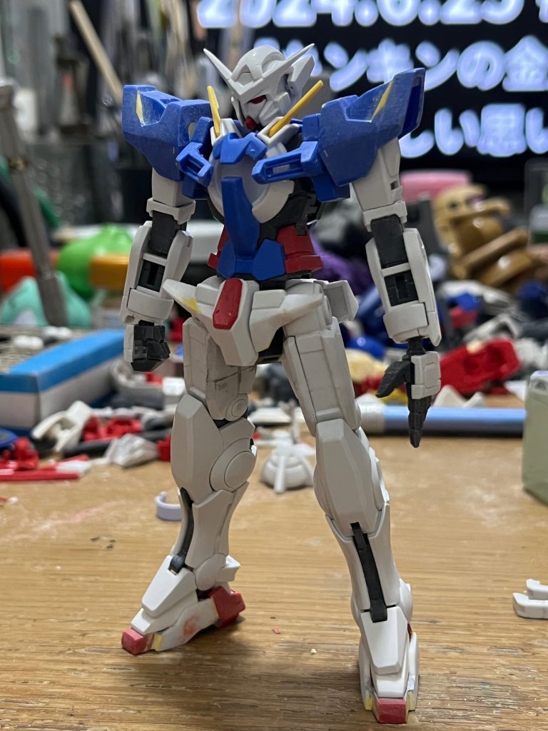 大体の形状が決まった段階。膝アーマーの下の隙間も気になったので詰めました。ピタッとラインが繋がってカッチョイイ。