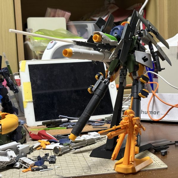 アッシマーを改造してキハールを製作中。差し替えで変形させる予定。（5枚目）