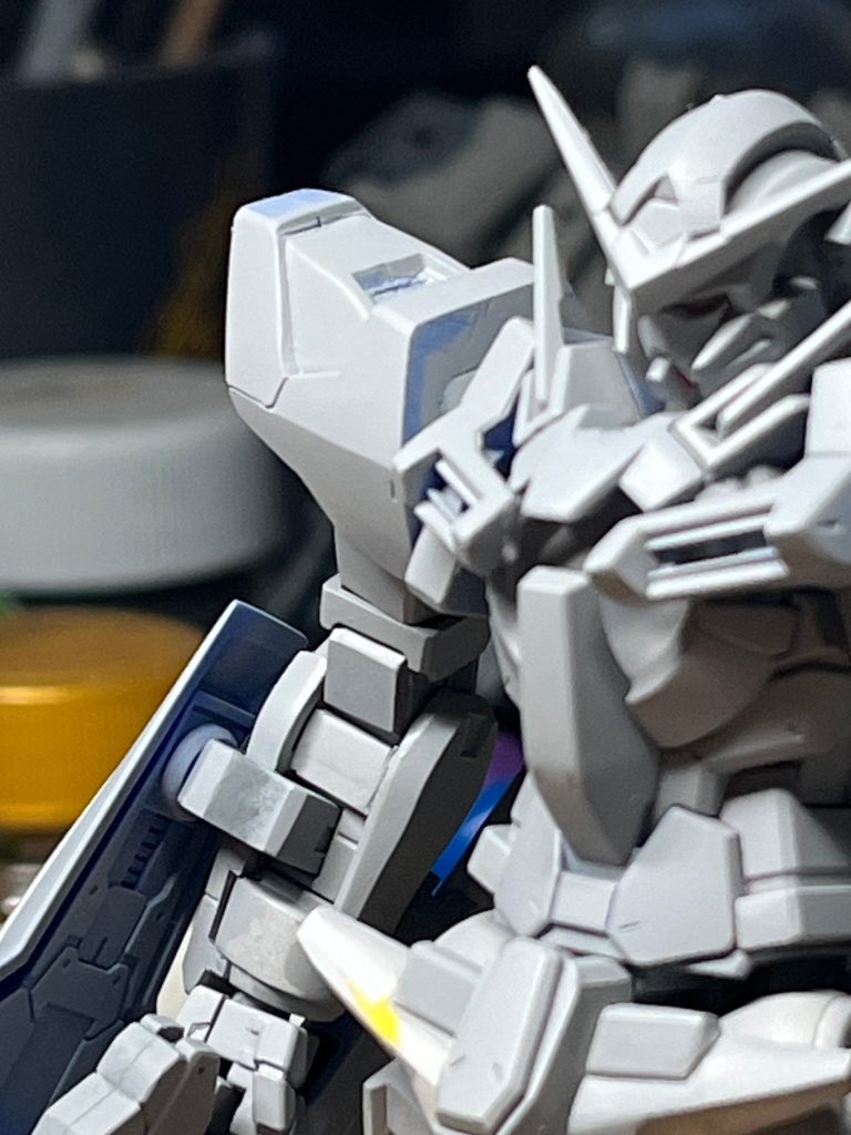 肘関節は元の謎のディテールを削り落として、形状を重視したためにここまでしか曲がりません！以上、HGガンダムエクシアでした。放送当時から大好きな機体なのにようやく完成させました。今ちょくちょく再販も来ていてダブルオー熱があがっているので、続けて他の機体も作っていこうと思います！