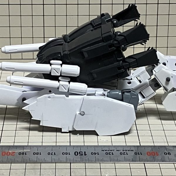 ある程度試作が進み、Gクルーザーに変形できるのか…と思い立ったのでやってみた。出来そうではある…課題が山積みなだけで。&nbsp;仮のステーを設計。ブースターユニットを取り付けられるようにし、尾部ムーバブルフレーム、テールスタビレーター基部をブリッジして接続できるように。本番は強度やブースターユニットの位置をもっとよくできるように修正しよう…。（3枚目）