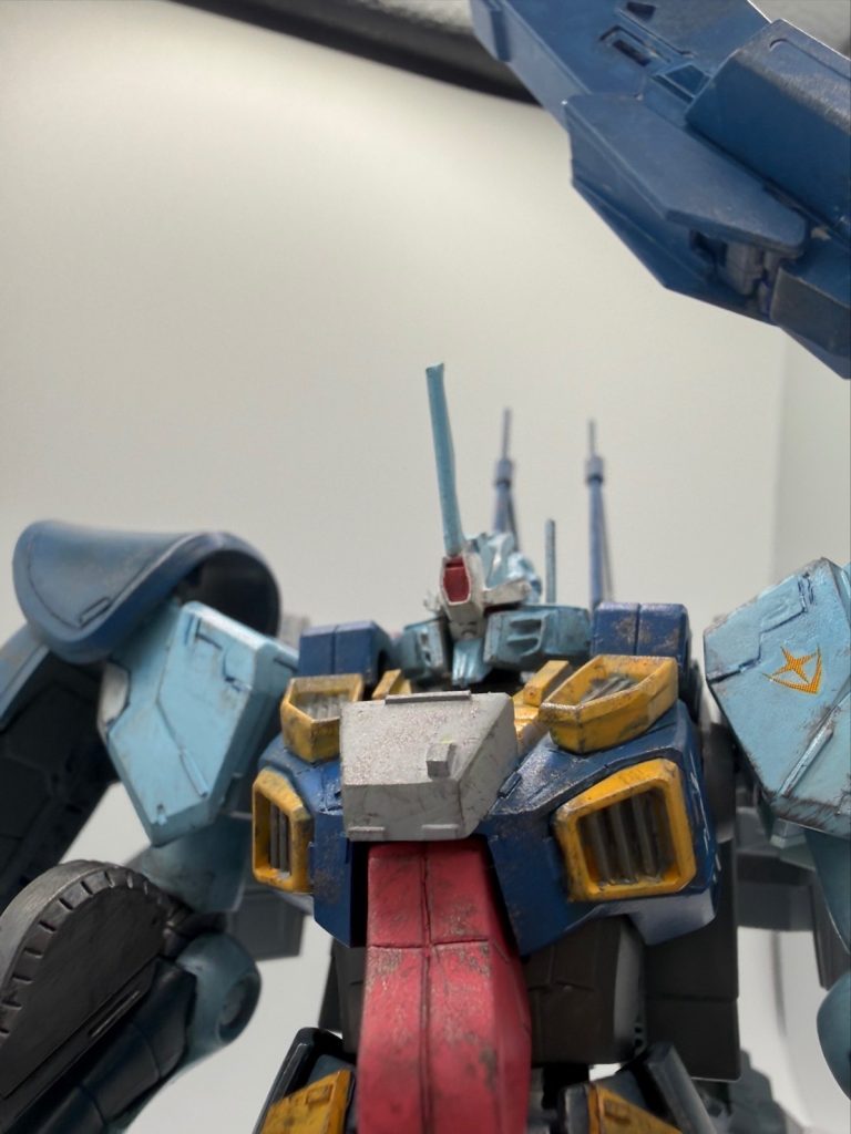 頭部はフリーダムのパーツを移植しています。ガンダムタイプのフェイスマスク、丸みのあるヘルメットにするためフリーダムのヘルメットを切った貼ったで整形しています。
