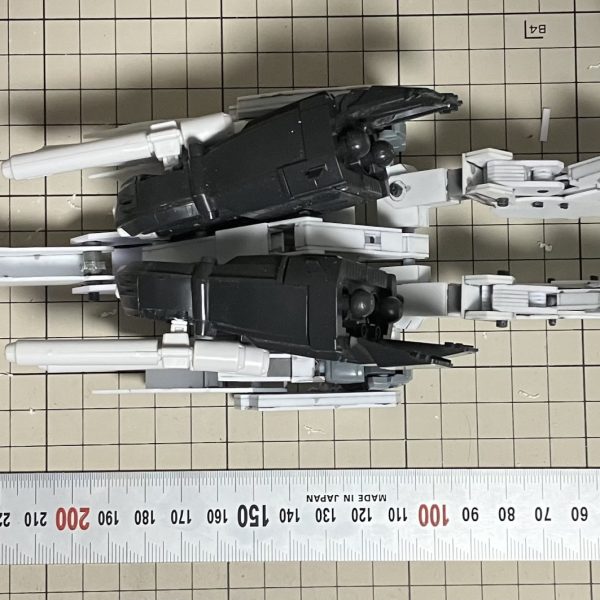 ある程度試作が進み、Gクルーザーに変形できるのか…と思い立ったのでやってみた。出来そうではある…課題が山積みなだけで。&nbsp;仮のステーを設計。ブースターユニットを取り付けられるようにし、尾部ムーバブルフレーム、テールスタビレーター基部をブリッジして接続できるように。本番は強度やブースターユニットの位置をもっとよくできるように修正しよう…。（4枚目）